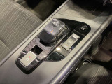 オートブレーキホールド。信号待ちなどの停車時に、ブレーキペダルを踏み続けていなくても自動的にブレーキ力がキープされる機能です。アクセルペダルを踏めば、ブレーキが解除され発進が可能です。
