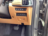ハンドルの右下にスイッチ類が集約されています。