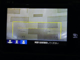 バックカメラの画像です。ガイドラインがスムースな車庫入れをサポートいたします。車庫入れの安心感がアップしますね。