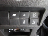 パワーテールゲートの開閉や、横滑りを防ぐVSA等のスイッチ類は運転席の右側、手の届きやすい位置にあります。