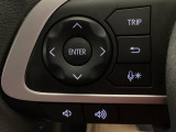 ステアリング左手側にオーディオ関連のコントロールスイッチを配置しています。操作時は視線を逸らすことなく運転に集中できます。