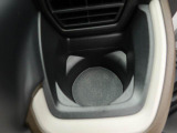 カップホルダーは運転席や助手席からちょうど手の届く位置です!!