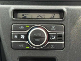 設定した温度に自動で調整してくれるオートエアコンです。運転中に細かい操作をしなくて良いので便利ですね!内装も豪華に見えますよ!!