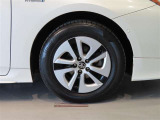 純正のアルミホイール装着車です。タイヤサイズは195/65R15です。