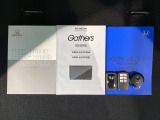 スマートキーは鍵をバッグに入れたままでもドアロックの開閉やエンジンのON・OFFができます。夜間や雨の日も鍵を探さなくて良いので便利です。