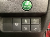 Hondaセンシング用の、VSA(ABS+TCS+横滑り抑制)解除と路外逸脱抑制機能のオンオフスイッチなどはハンドルの右側に装備しています。燃費に役立つECONボタンもここです。