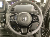 ハンドルにHondaセンシング系のクルーズコントロールやレーンキープアシストなどのスイッチと、オーディオの操作スイッチが装備されています。ハンドルから手を離さず安全に操作できます。