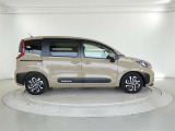 両側パワースライドドア付きだから、狭い駐車スペースなどでの 乗り降りラクラク!小さなお子さまのいるご家庭には嬉しい装備。