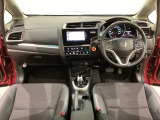 車内は光触媒抗菌消臭施工済です。スタイリッシュなデザインでスポーティなインパネ周りを演出します。グローブボックスやカップホルダーのほかにトレーなどたくさんの収納スペースが付いています。