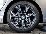【BMWアロイホイル】軽量かつ強度に拘ったアロイホイル。走行性能ポテンシャルを引き出す設計。車の足元を引き締めてくれる大きなポイントはアロイホイルです。