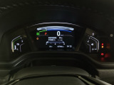 デジタル表示のスピードメーターを配した見やすいメーター部になっています。中央のインフォメーション画面でオドメーターや燃費などの情報を確認できます。