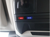 専用ボタンでコールセンターへ接続。状況に応じて緊急車両の要請やロードサービスの取次ぎを行います。重大事故の際は自動的にコールセンターにつながり、緊急車両やドクターヘリを要請します。(要申込)