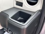 運転席ハンドルの右側にもドリンクホルダーがございます!お飲み物だけではなく、携帯電話なども置けますね♪