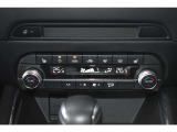 運転席・助手席別々に調整可能なフルオートエアコン。寒い時期に嬉しいシートヒーター&ステアリングヒーター付きです。