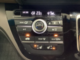 セレクトレバーの左側にプラズマクラスター付き・オートエアコンがついてますので簡単操作で快適に過ごせます。シートヒータースイッチ内蔵で前席の左右別々にHiとLoの2段階で温度設定ができます。