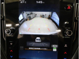 後方の映像を車内の11.6インチディスプレイに表示。 ステアリング操作に連動して動くガイドラインが、駐車や車庫入れをよりスムーズにサポート。狭いスペースでも安心して操作できる頼れる機能です。