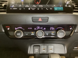 オートエアコンがついてますので簡単操作で快適に過ごせます。シートヒータースイッチ内蔵で前席の左右別々に3段階で温度設定ができます。