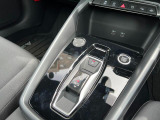 スイッチタイプのシフトレバーです。コンソールもスッキリとしステアリングのパドルシフトを操作いただくとマニュアルモードでお使いいただくことができます。