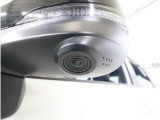 助手席側で見えにくい左前方の映像を、車内のマルチファンクションディスプレイに映し出します。前方への駐車や左寄せ、狭い道でのすれ違いなど、さまざまなシーンで安心して運転できる便利な機能です。