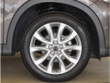 【純正アルミホイール】外観にマッチした純正アルミホイールを装着しております。ノーマルタイヤ、スタッドレスタイヤも広島マツダにお任せください。