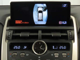 純正ナビ付です。もちろん車両後方を表示するバックガイドモニターが付いていて車庫入れ安心!