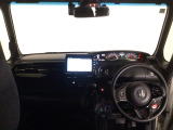 【前方視界】開放的な前方視界!運転がしやすく疲れにくいです♪窓が大きく、見通しがとっても良いおクルマですよ♪