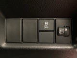 ハンドルの右側にはヘッドライトレベライザーとVSA(ABS+TCS+横滑り抑制)の解除スイッチがついています。ヘッドライトレベライザーは道路状況や積荷の加重に応じてライトの高さを調節できます。