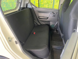 後部座席も気になるようなキズ・汚れやへたり等、大きなダメージはなく、良好な状態です。
