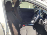 正しい姿勢で運転できるように体幹の腰部をしっかりささえるようデザインされているシートです。素材、シート形状を研究することでフィット感を高めつつ、優れた快適性を実現しています。