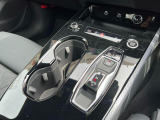 スイッチタイプのシフトレバーです。コンソールもスッキリとしステアリングのパドルシフトを操作いただくとマニュアルモードでお使いいただくことができます。