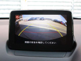 カラーで後方映像をモニターに映し出してくれるので、ショッピングモールのような狭い駐車場であったとしても障害物を見つけ、楽々駐車することができますね。