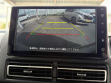 シフトレバーを「R」に入れると、自動的に車両後方がカラーでモニターに表示されます。目安線も表示されるので、分かりやすいですね!!