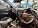 ステアリングを握ればJeepワールドが目の前に広がります。