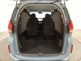 3列目シートを跳ね上げて、2列目シートを最前までスライドさせれば広い荷物スペースが出現します。床面は段差も少なく荷物の出し入れもしやすくなっています。