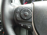 ステアリングスイッチ付き。前方から目を離すことなく操作することが可能です。