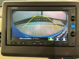 リバースギアに入れるだけで後方の表示へ切り替わります。夜間や雨の日の駐車も楽になりますよ。