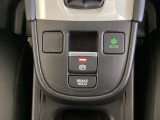 セレクトレバーの下に電子制御パーキングブレーキがあります。スイッチひとつで、停車した地点の傾斜などをシステムが検知・判断してブレーキ力を自動的に最適制御し、しっかり停車できるパーキングシステムです。