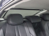 電動リヤサンシェードを装備。後方から射し込む光を遮り、後席の快適性を向上させます。