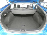 広く開口部の大きいトランクルームは、荷物の出し入れも楽です。トノカバーがあるのでプライバシーも守られますね。