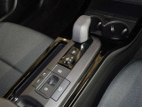 電動パーキングブレーキ・ブレーキホールドを装備してます。ホールド機能は信号待ちが多い一般道で疲労軽減になり、大好評です!