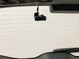 後方にもドライブレコーダーのカメラが付いています。前後両方でお車の周りを監視・記録いたします。