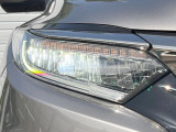 【LEDヘッドライト】悪天候や夜間走行時も良好な視界を確保し安心して運転できる高輝度LEDヘッドライトを装備!点灯速度が早く、消費電力も抑えられています。