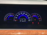 スピードメーターはこちら!すっきりとしたデザインで、昼間でも夜間でも見やすい設計になっています。