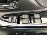 パワーウィンドウのスイッチです。 運転席にいながら助手席や後席の窓を開け閉めできるので、大変便利です。