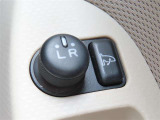 日本の駐車場は幅が広くないところが多くて、乗り降りが大変だったりしますよね。電動ミラーがあれば、室内でミラーをたためるので、駐車するときも便利ですね。