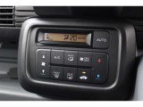 フルオートエアコンを装備。車内の温度設定だけでなく空気清浄や脱臭などの効果を発揮して車内は快適空間♪