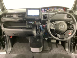 車内は光触媒抗菌消臭施工済です。スタイリッシュなデザインでスポーティなインパネ周りを演出します。グローブボックスやカップホルダーのほかにトレーなどたくさんの収納スペースが付いています。