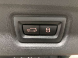 オートマチック・テールゲート・オペレーション  電動オープン、クローズ機能を備えたテールゲートはリモートコントロールキーのボタンの操作、テールゲートのボタンにより開閉が可能です。