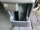 前席の足元の小物入れ、助手席のシートヒーターのスイッチもここにあります。