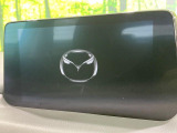 【8インチマツダコネクト】車内の雰囲気にマッチした大型のディスプレイ。スマホ接続でのナビ使用やBluetooth再生等、様々な機能が楽しめます。直感的なダイヤル操作が可能で、使い勝手も良好です。